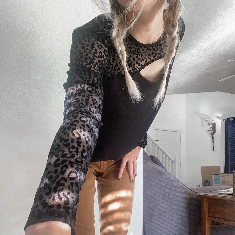 89th and Madison black cheetah print sleeves, medium